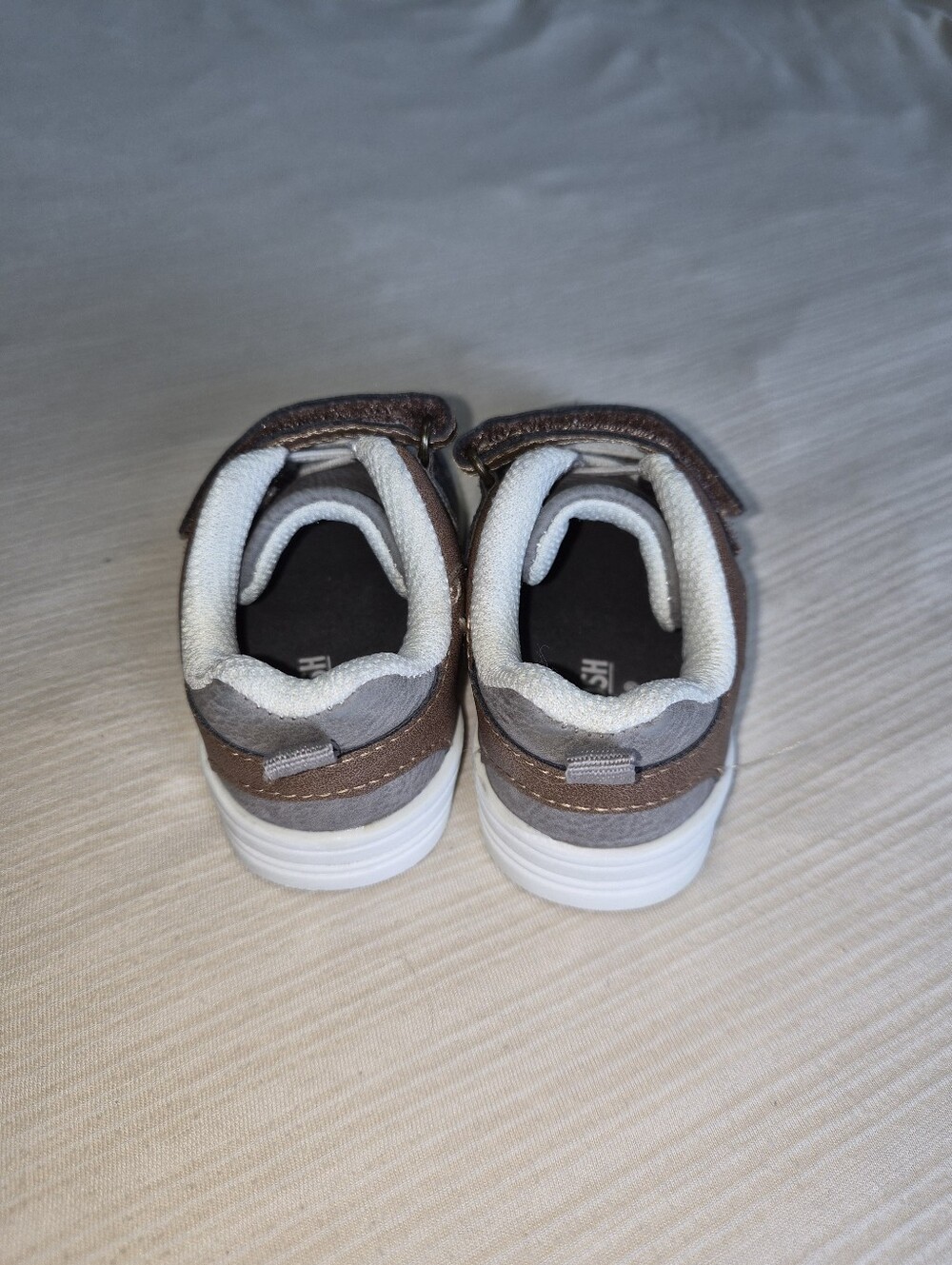 OshKosh B'gosh Gray Velcro Shoes - Kids Size 4 - Great Condition - Picture 3 of 8
